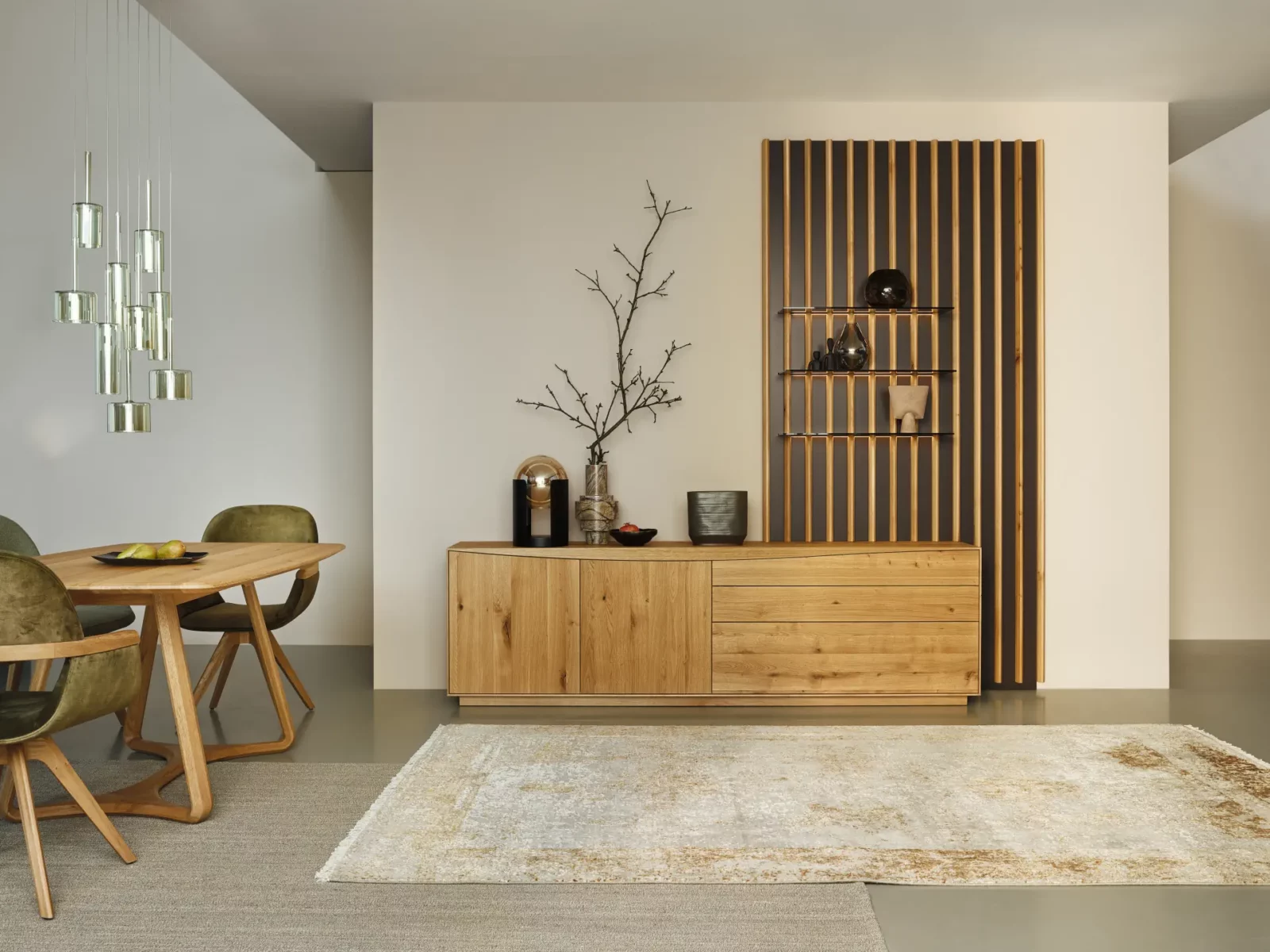 Anrei Puro Sideboard aus Holz mit vertikaler Lamellenrückwand.