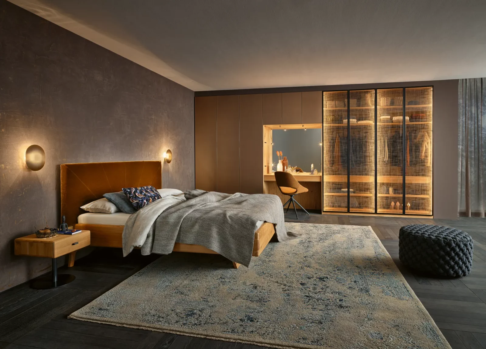 Anrei Ruum Schlafzimmer mit Holzrahmenbett und beleuchtetem Kleiderschrank.