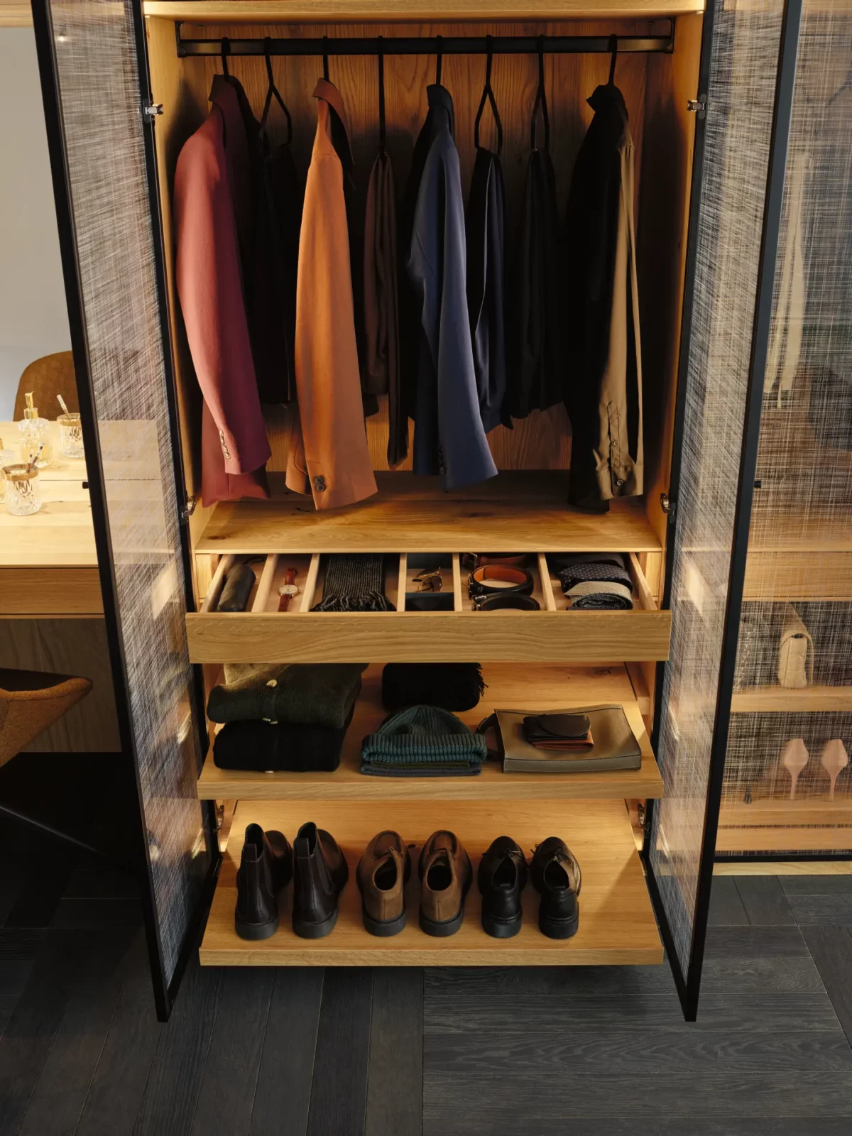 Anrei Ruum Schrank aus Holz mit offenen Türen und Kleiderstange.