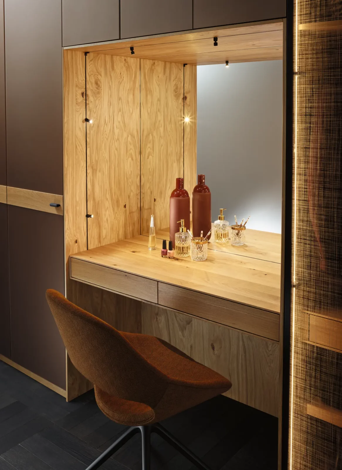 Anrei Ruum Schminktisch aus Holz mit integriertem Spiegel und Beleuchtung.