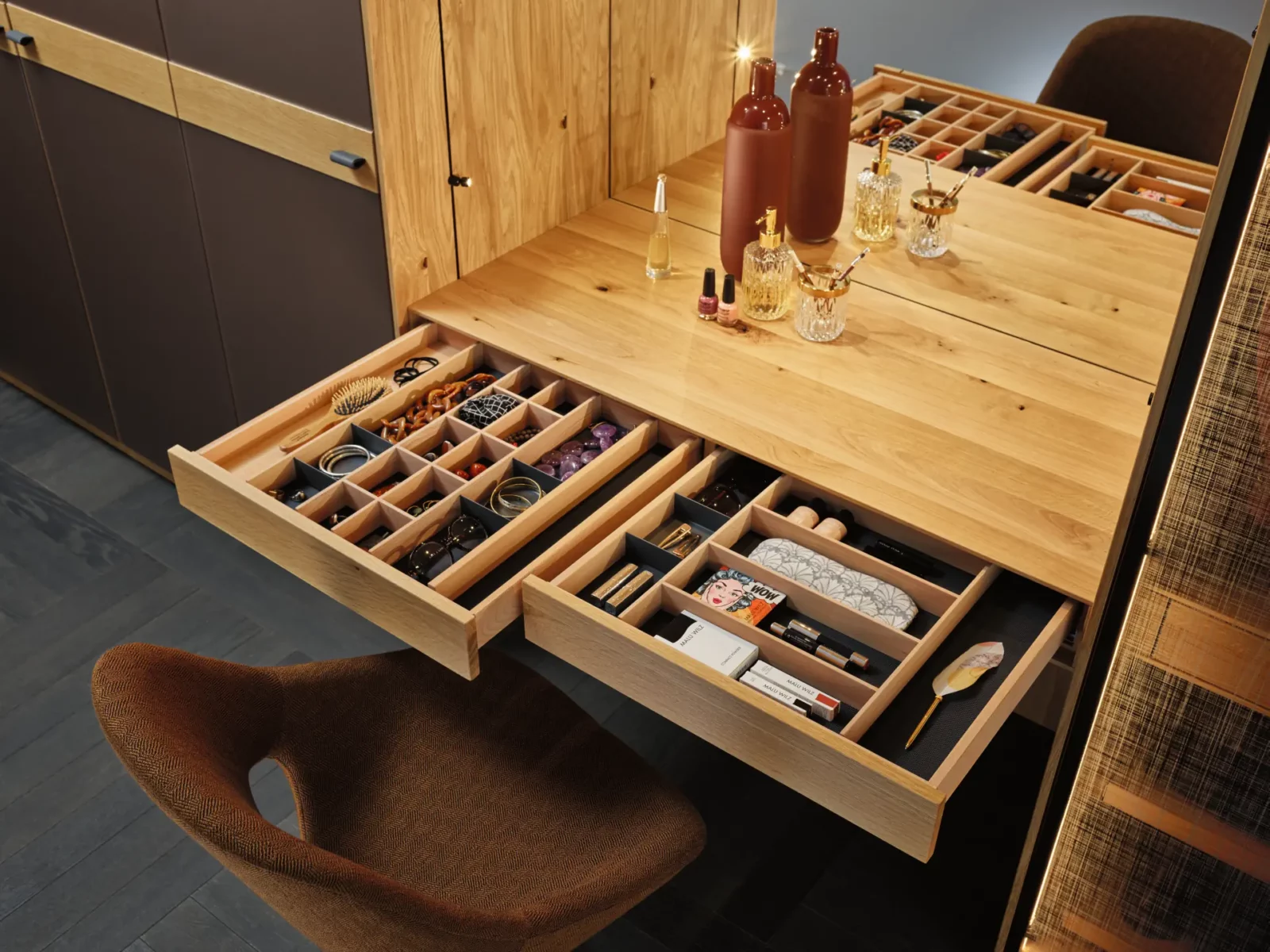 Anrei Ruum Schminktisch mit Holzoberfläche und offenen Schubladen.