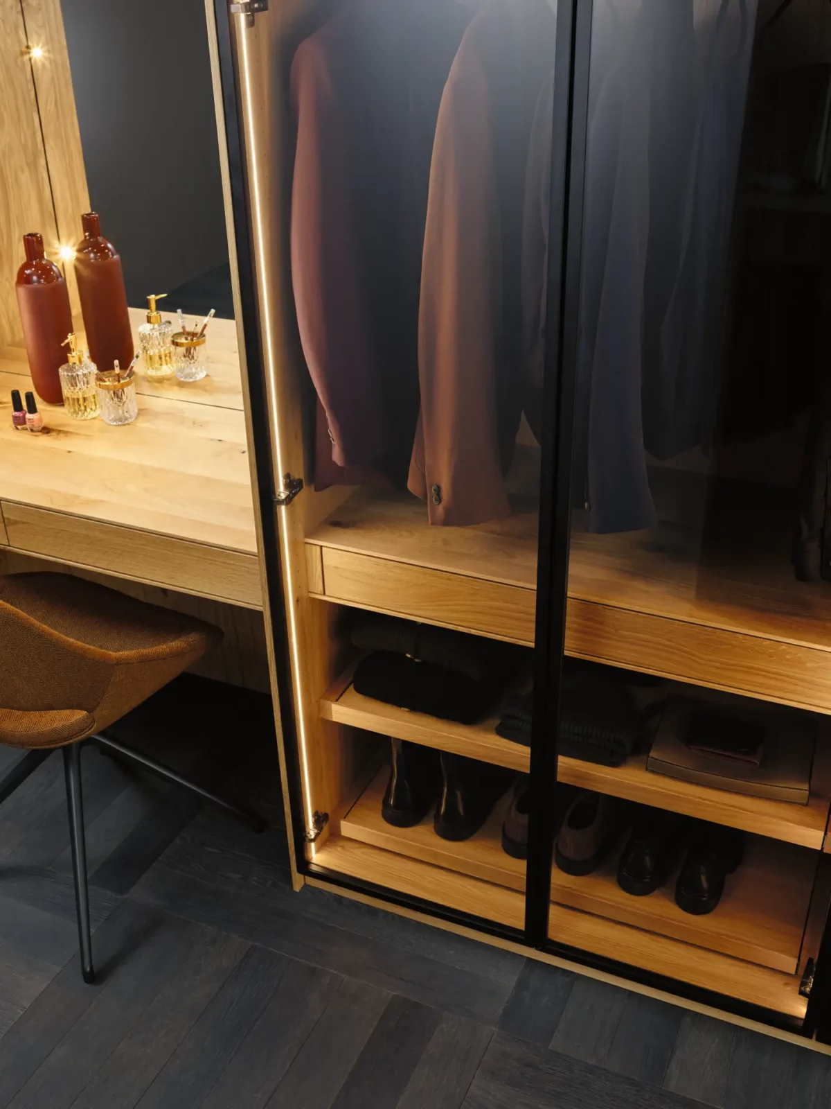 Anrei Ruum Schrank mit Glastüren, Holzoptik und integrierter Beleuchtung.