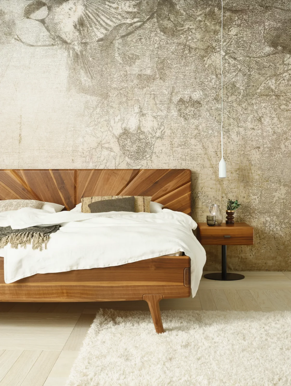 Anrei Sol Bett aus Holz mit markantem Kopfteil und seitlichem Nachttisch.