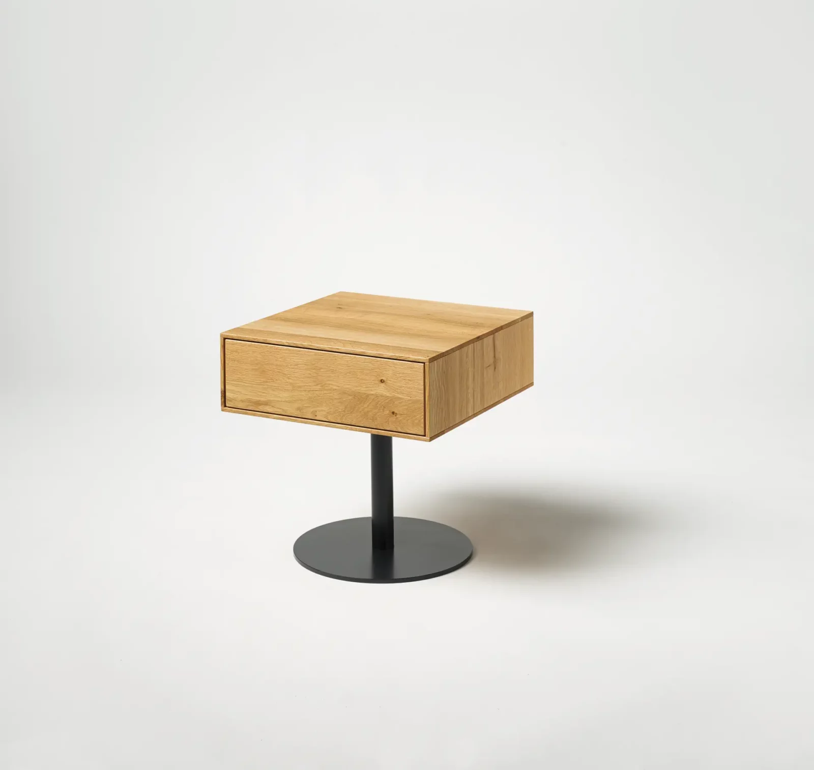 Anrei Sol Beistelltisch aus Holz mit schwarzem Metallfuß.