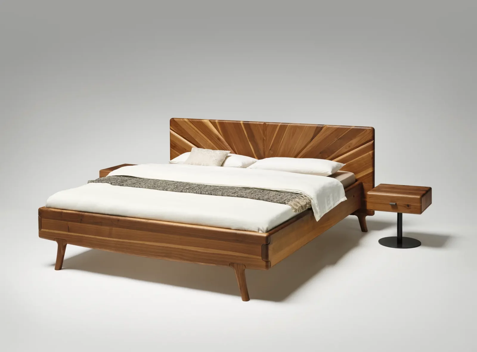 Anrei Sol Bett mit integriertem Nachttisch, Holzoptik, geometrisches Kopfteil.