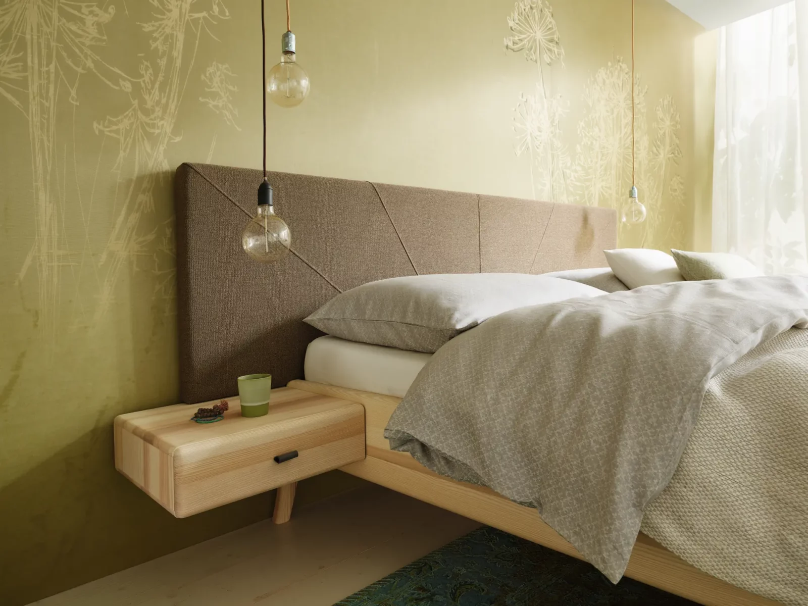 Anrei Sol Betthaupt in braunem Stoff mit Holz-Nachttisch.