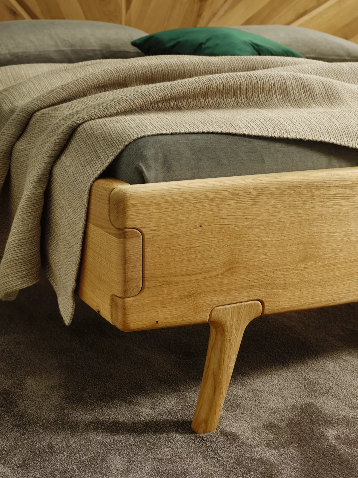 Anrei Sol Bettgestell in Asteiche mit markanten Holzdetails.