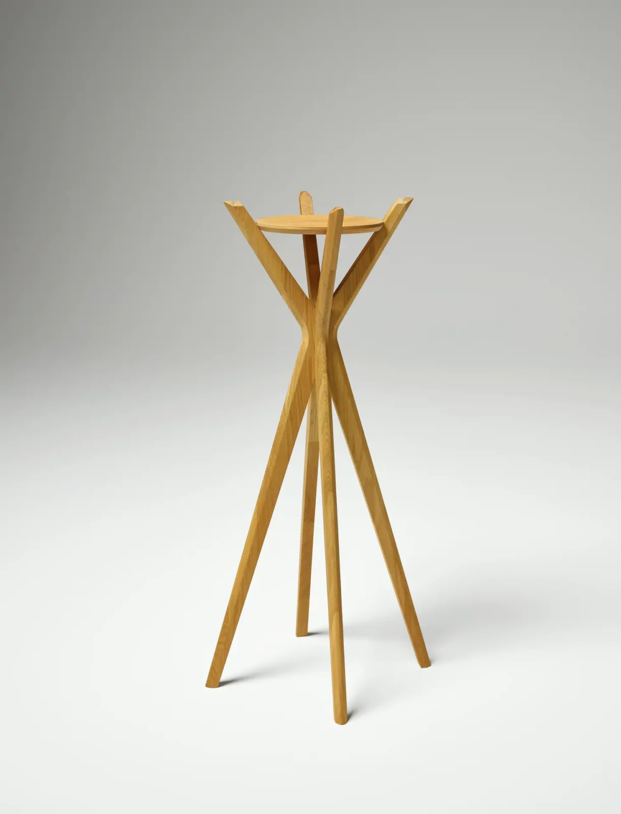 Anrei Sol Stummer Diener aus Asteiche mit minimalistischer Formgebung.