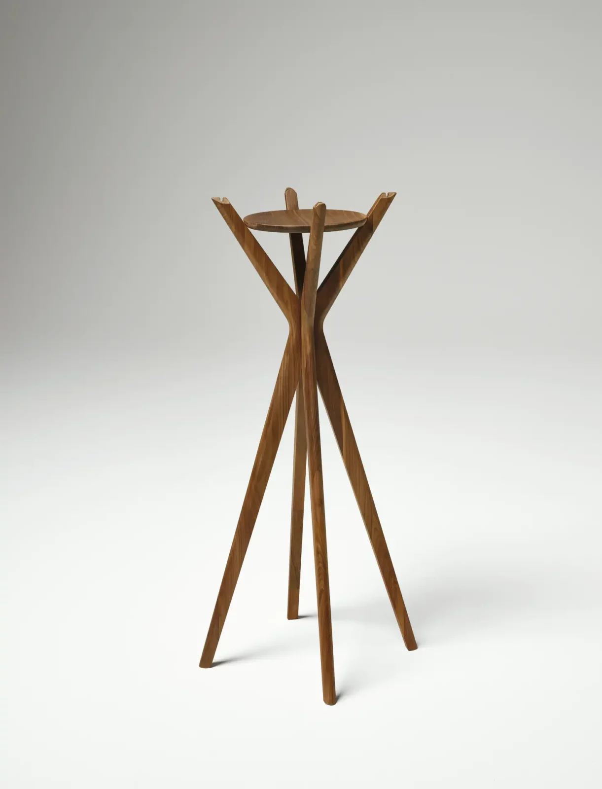 Anrei Sol Stummer Diener aus Astnuss mit elegantem, schlankem Design.