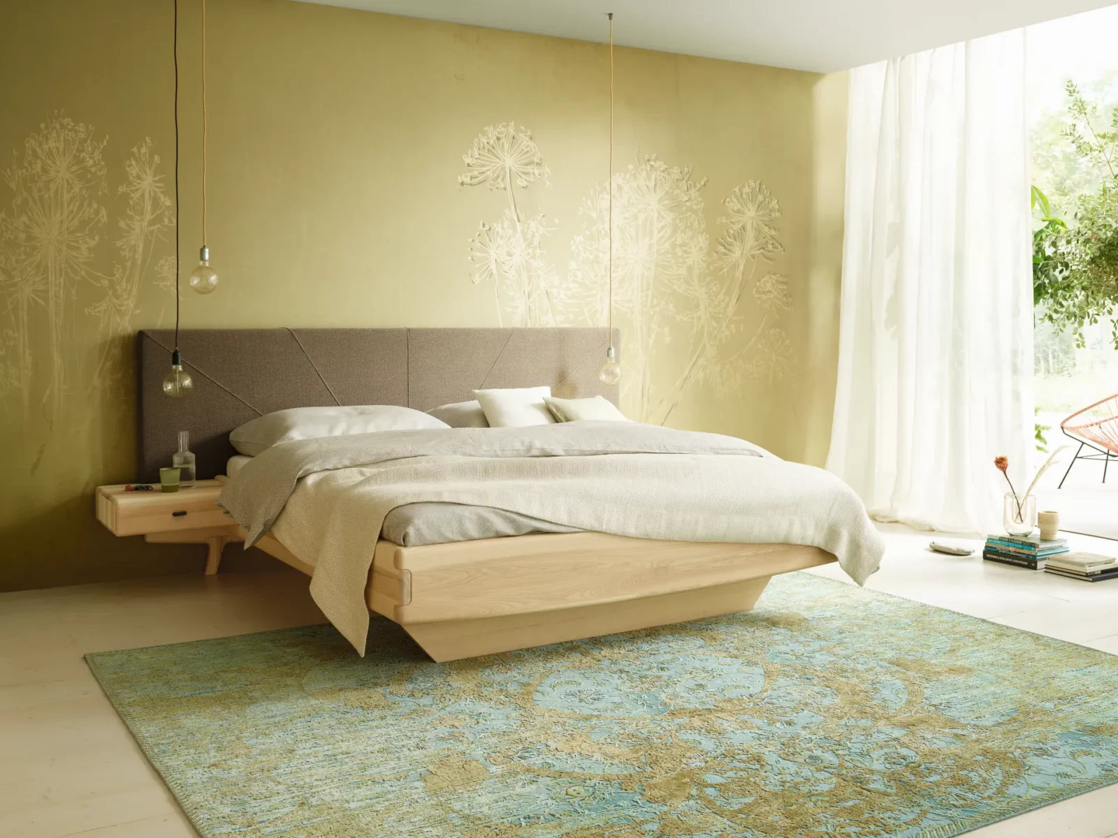 Anrei Sol Bett aus hellem Holz mit gepolstertem Kopfteil im Schlafzimmer.