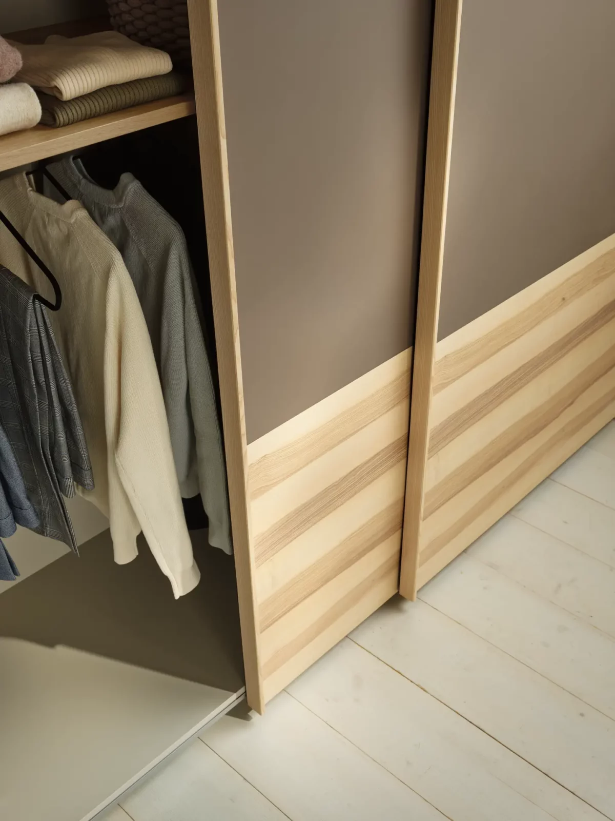 Anrei Sol Schrank mit Holzdetails und Schiebetüren in Beige.