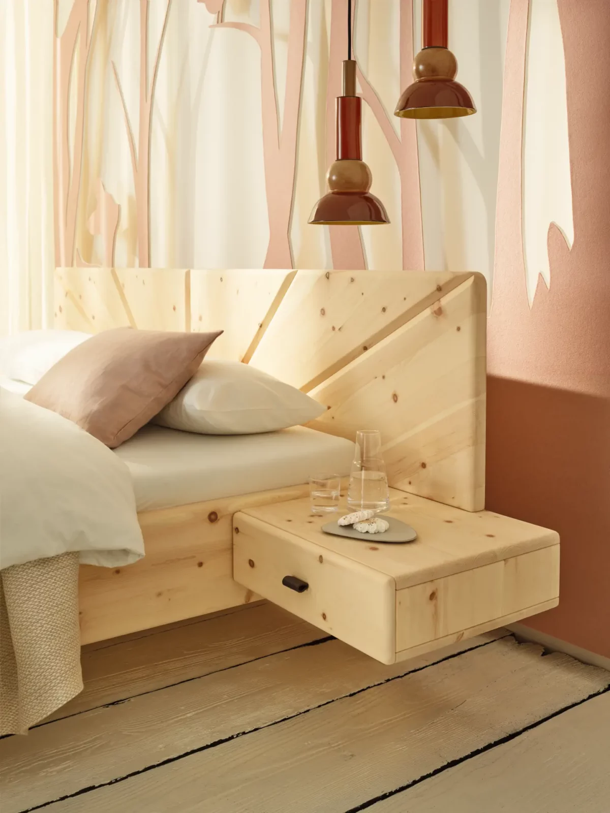 Anrei Sol Bett aus hellem Holz mit integriertem Nachttisch.