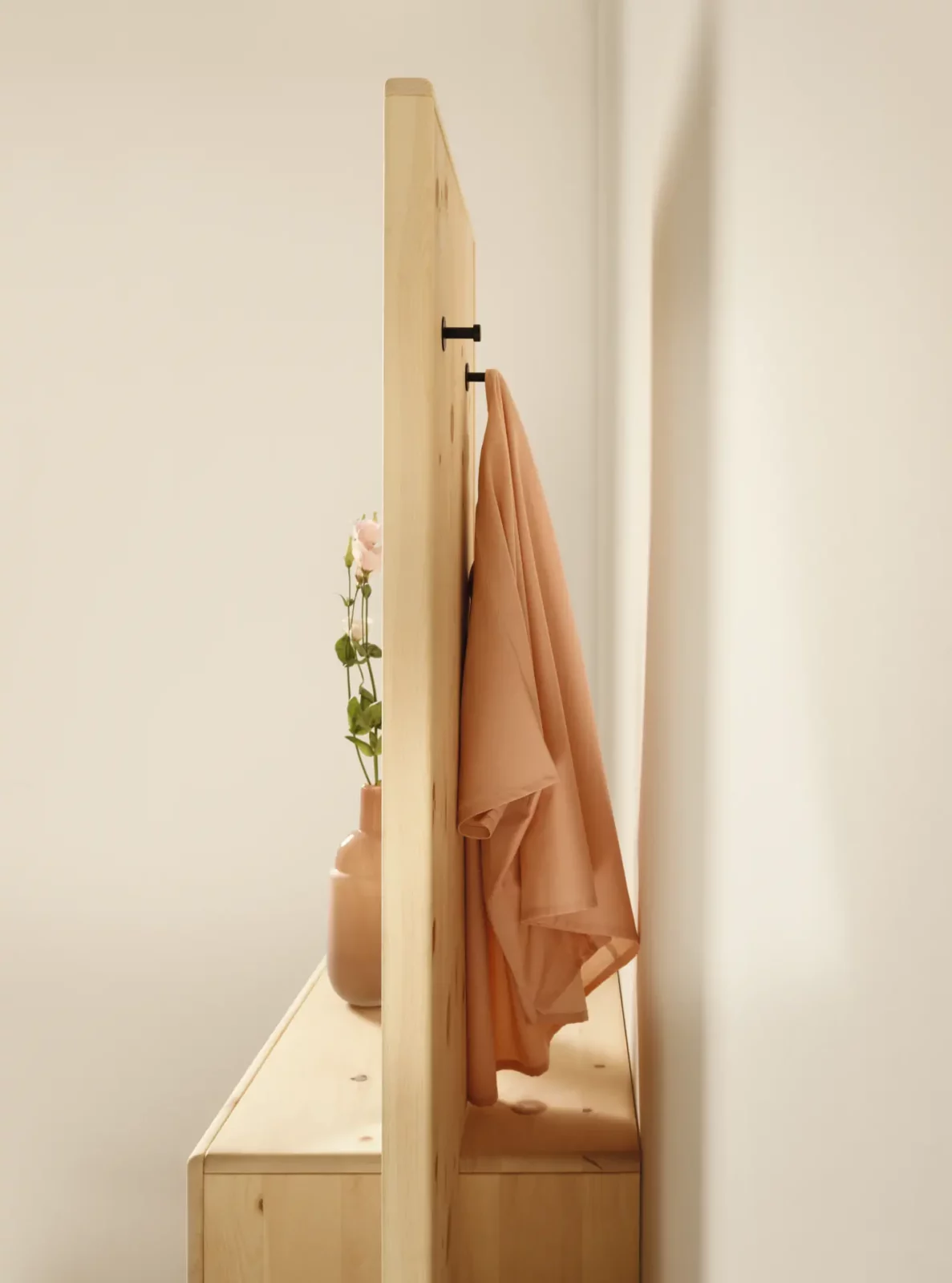 Anrei Sol Garderobe aus hellem Holz mit Haken und Ablagefläche.