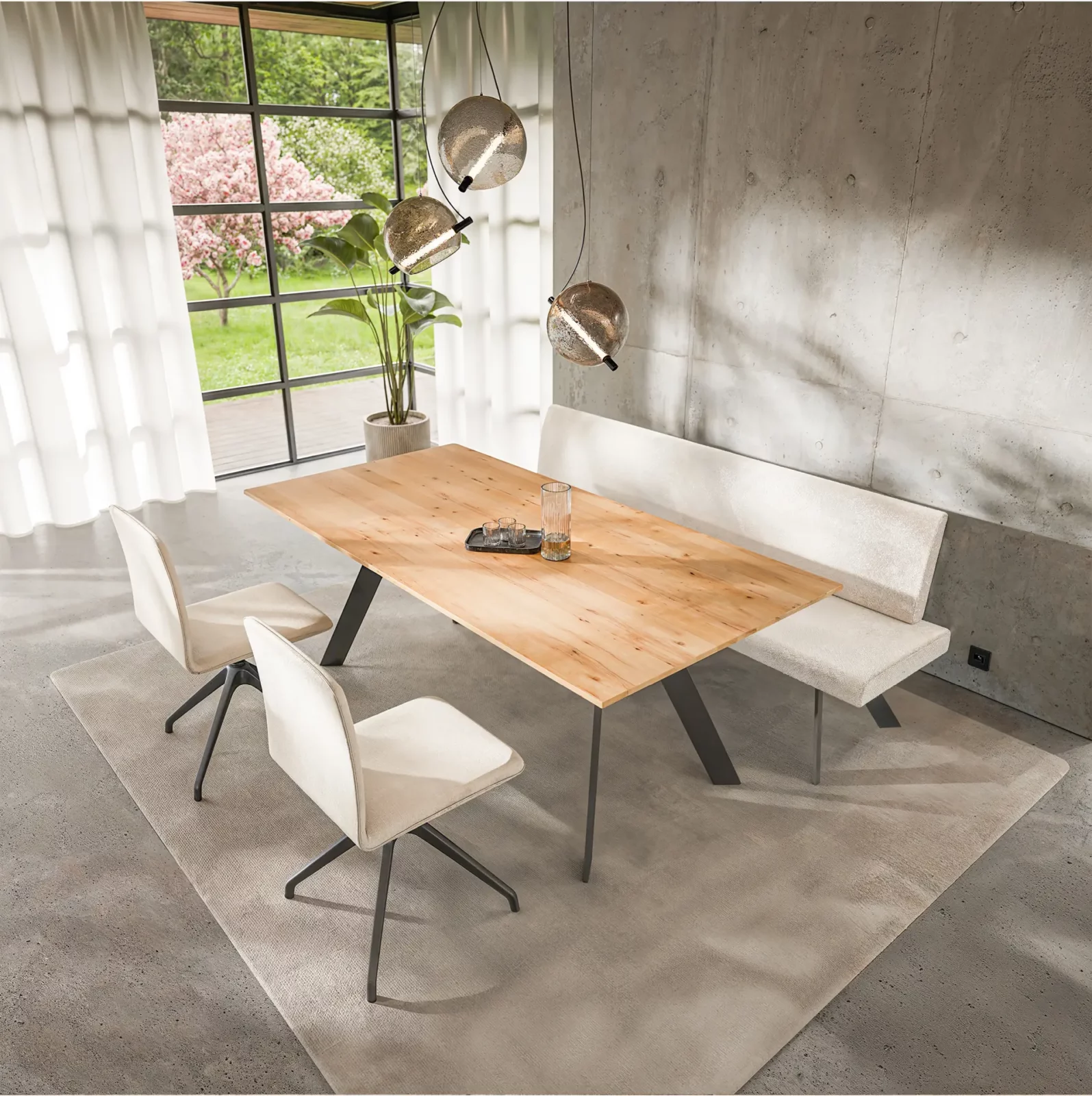 Anrei Tisch Uno mit Holzplatte und Metallgestell, begleitet von Sitzbank.