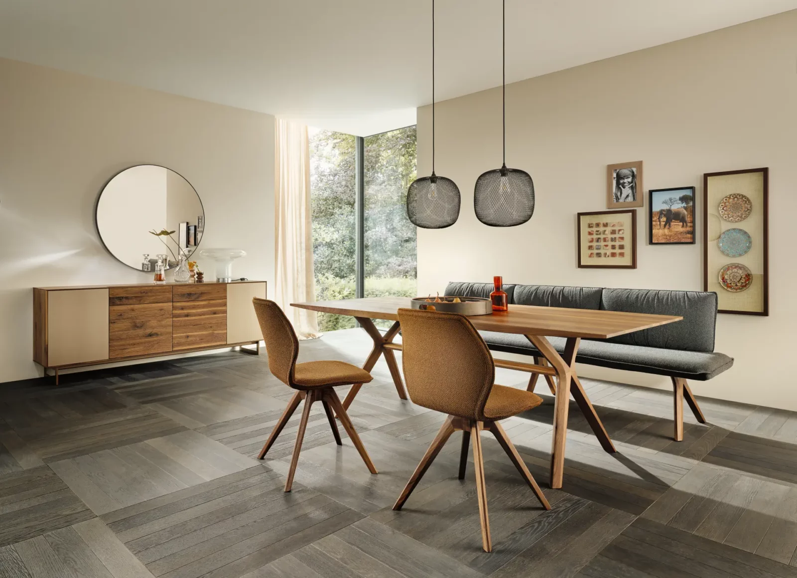 Anrei Listo Esstisch aus geöltem Astnuss-Holz mit bronzefarbenem Glas.