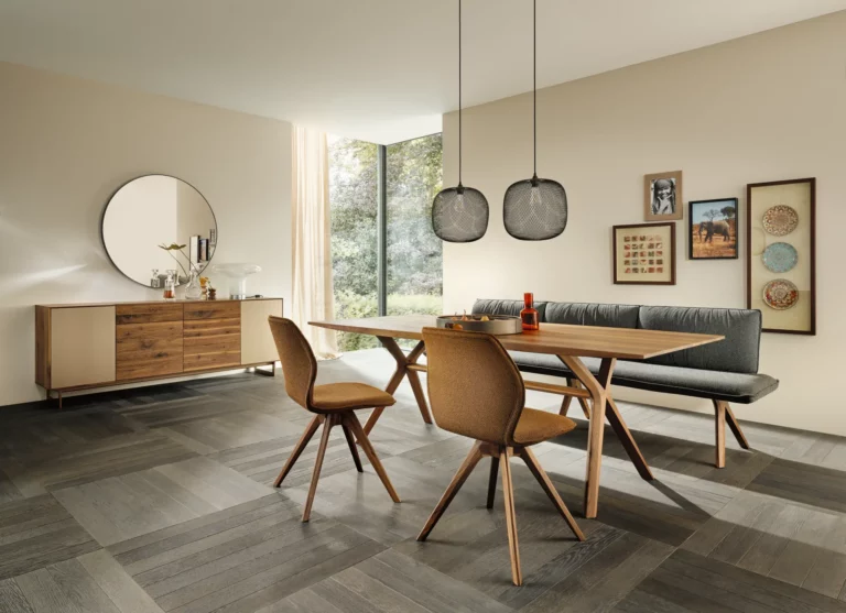 Anrei Listo Esstisch aus geöltem Astnuss-Holz mit bronzefarbenem Glas.