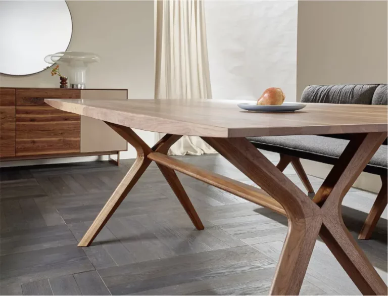 Anrei Listo Esstisch aus Holz mit X-förmigen Beinen.