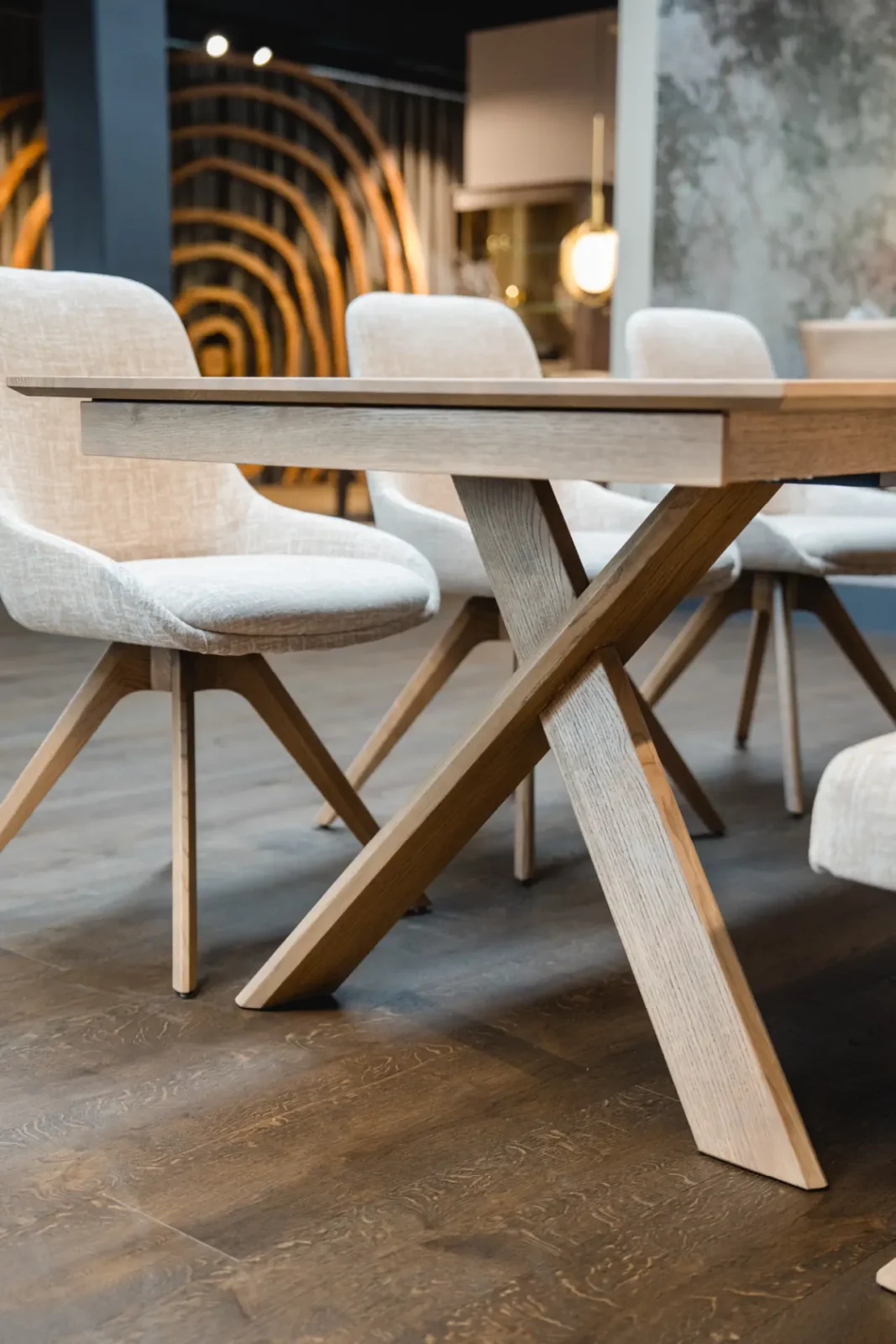 Anrei Esstisch Miro aus Holz mit X-förmigem Untergestell und Stühlen.