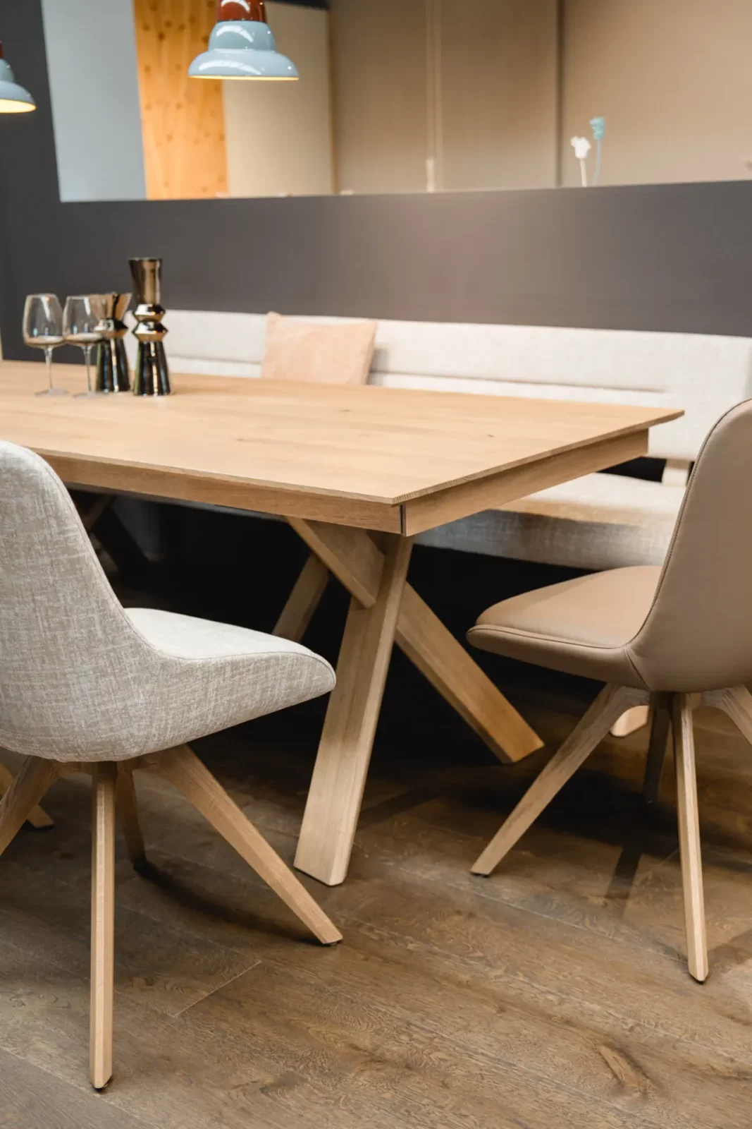 Anrei Miro Esstisch aus hellem Holz mit passender Sitzbank und Stühlen.