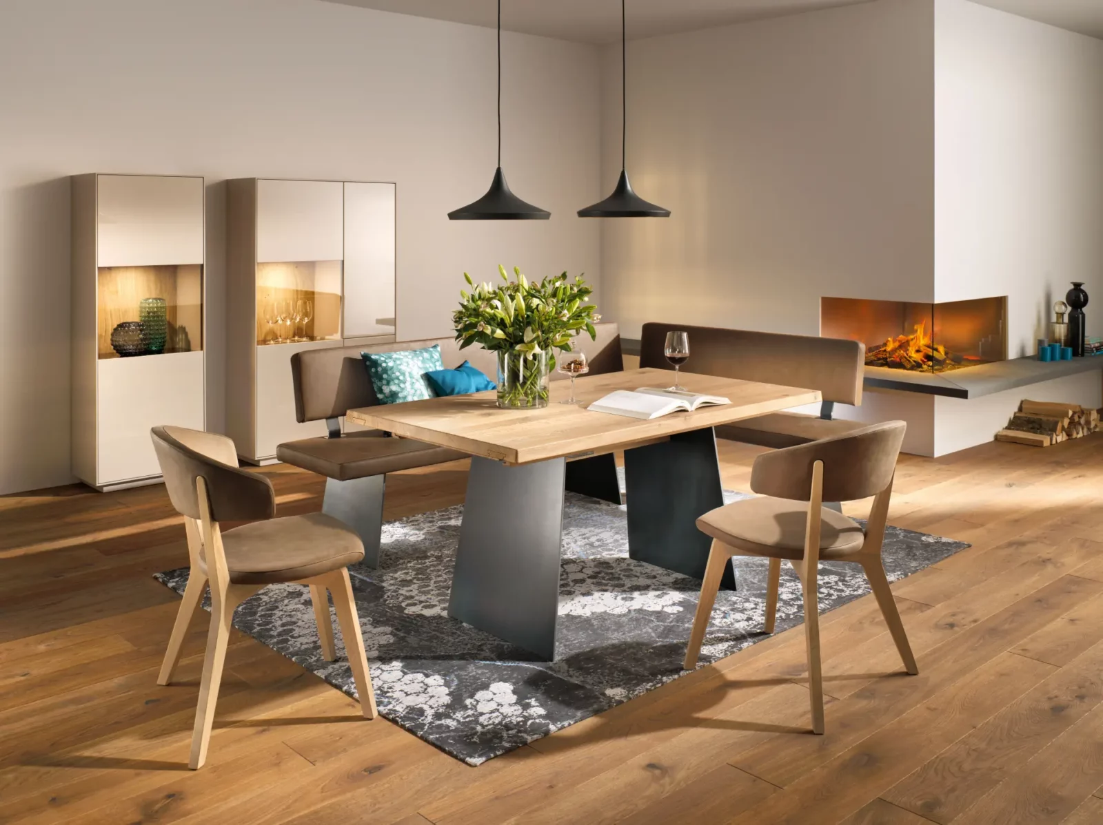 Anrei Esstisch Puro mit Holzplatte und Schwarzblechwangen im modernen Design.