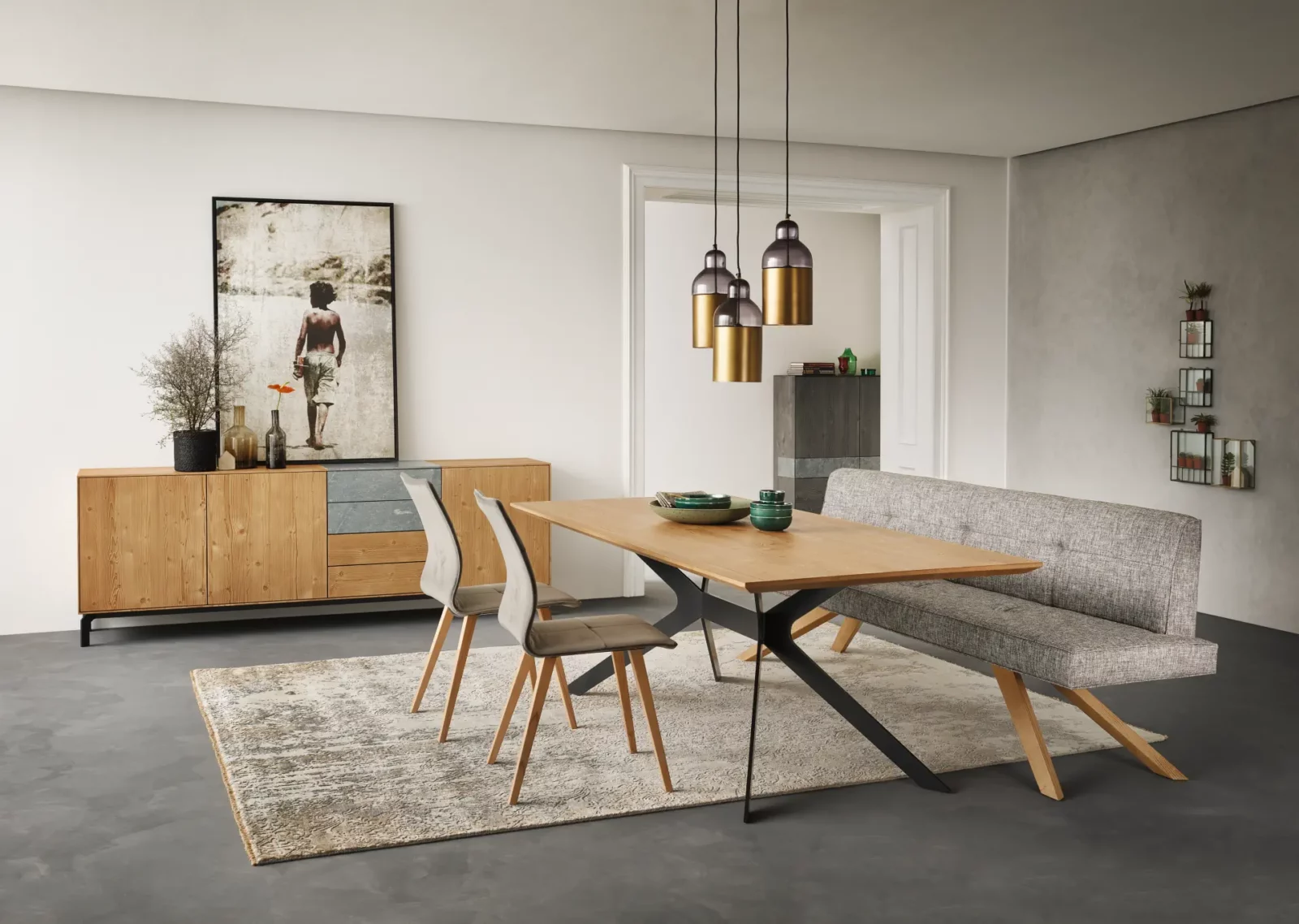 Anrei Sideboard Puro in gebürsteter Bergfichte mit grauen Akzenten.