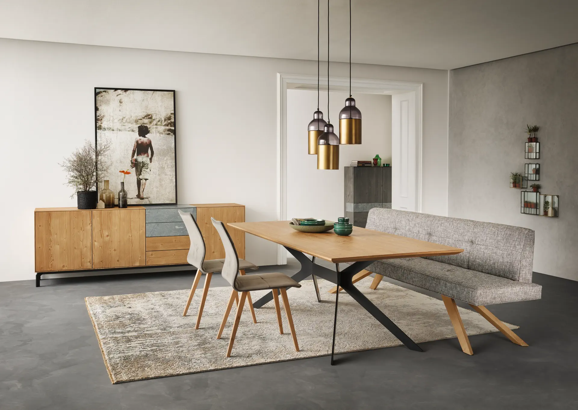 Anrei Sideboard Puro in gebürsteter Bergfichte mit grauen Akzenten.