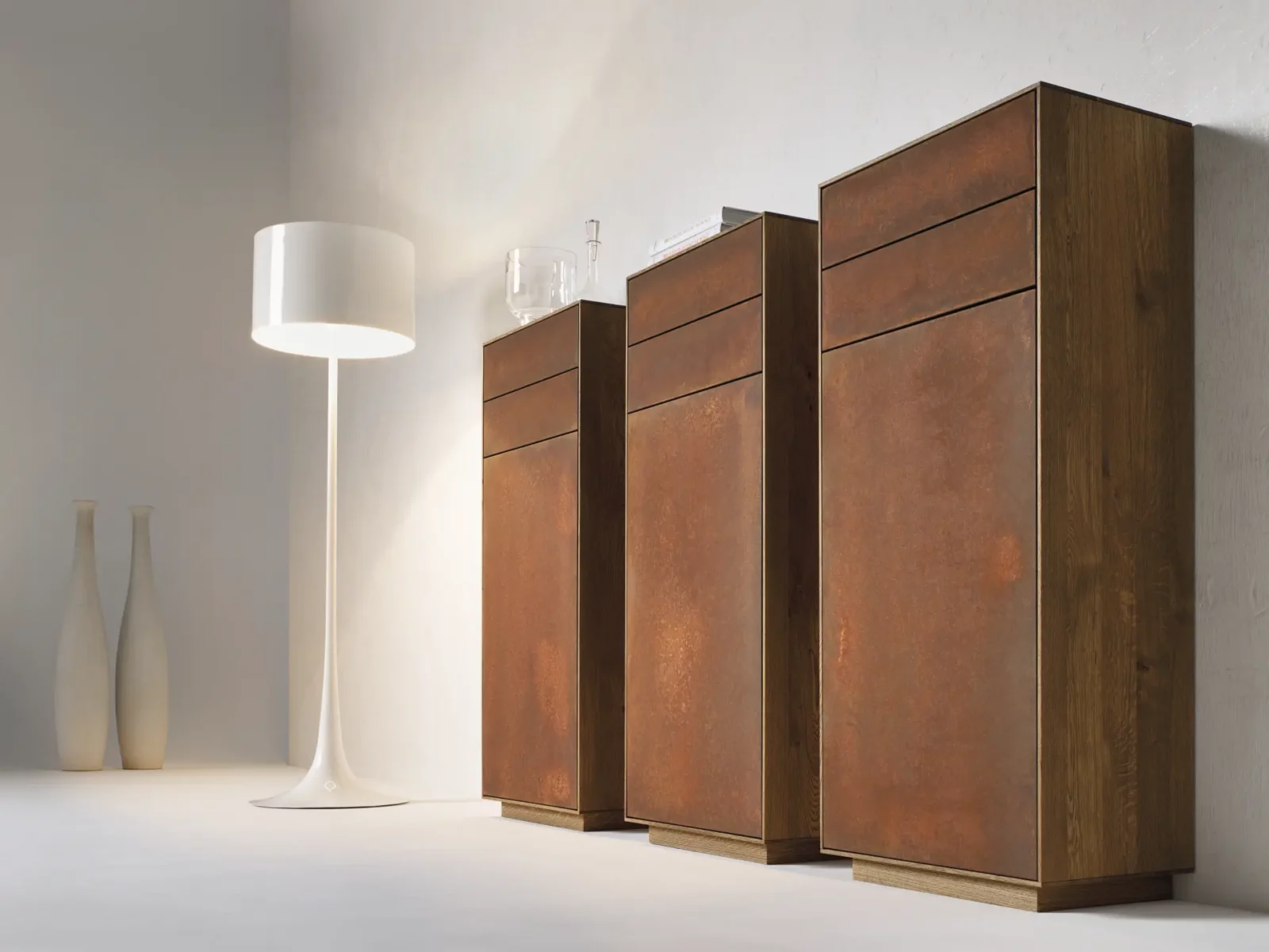 Anrei Puro Highboard aus Asteiche und Balkeneiche in Rostoptik.