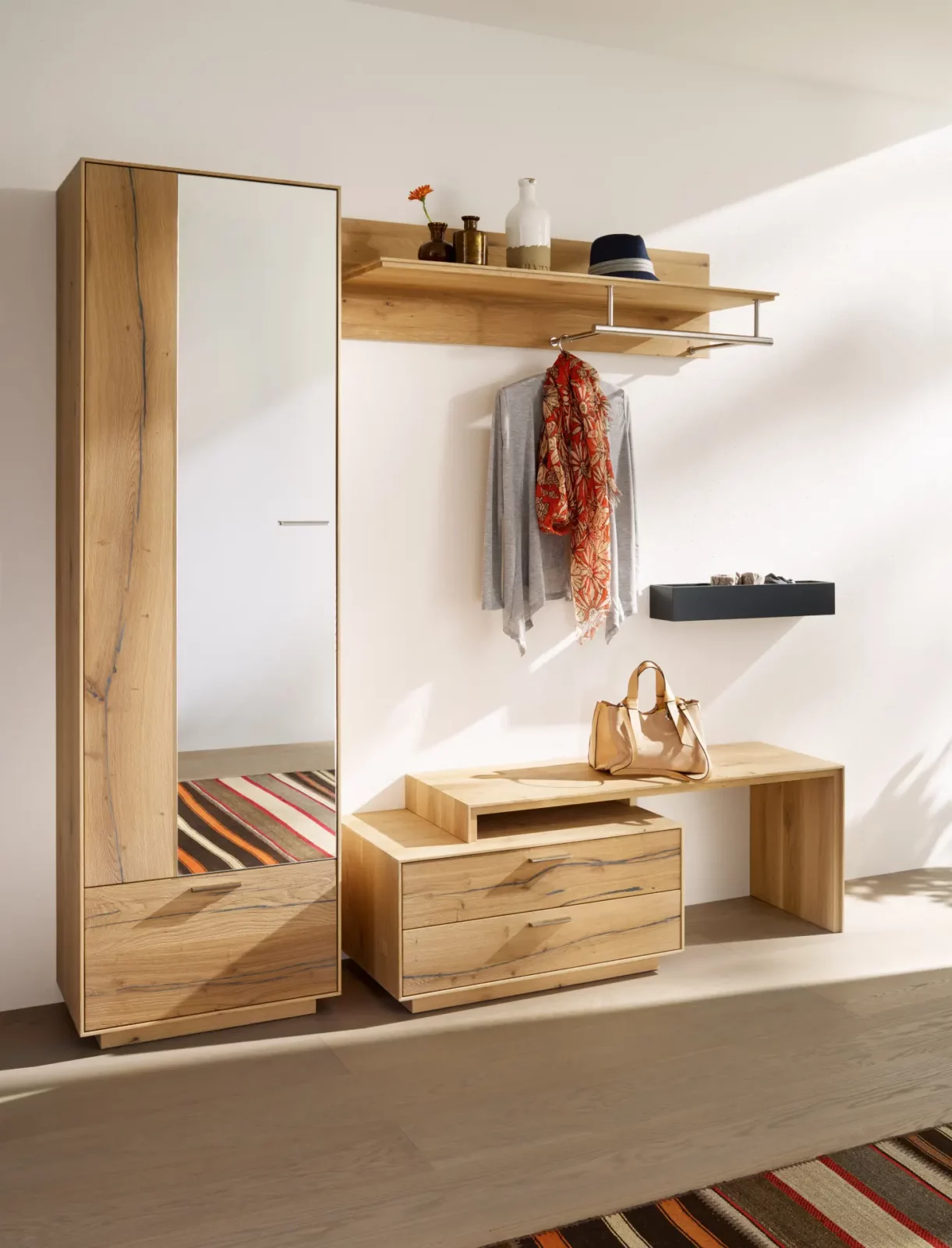 Anrei Puro Garderobe aus Holz mit geschlossenem Schuhschrank und Spiegel.