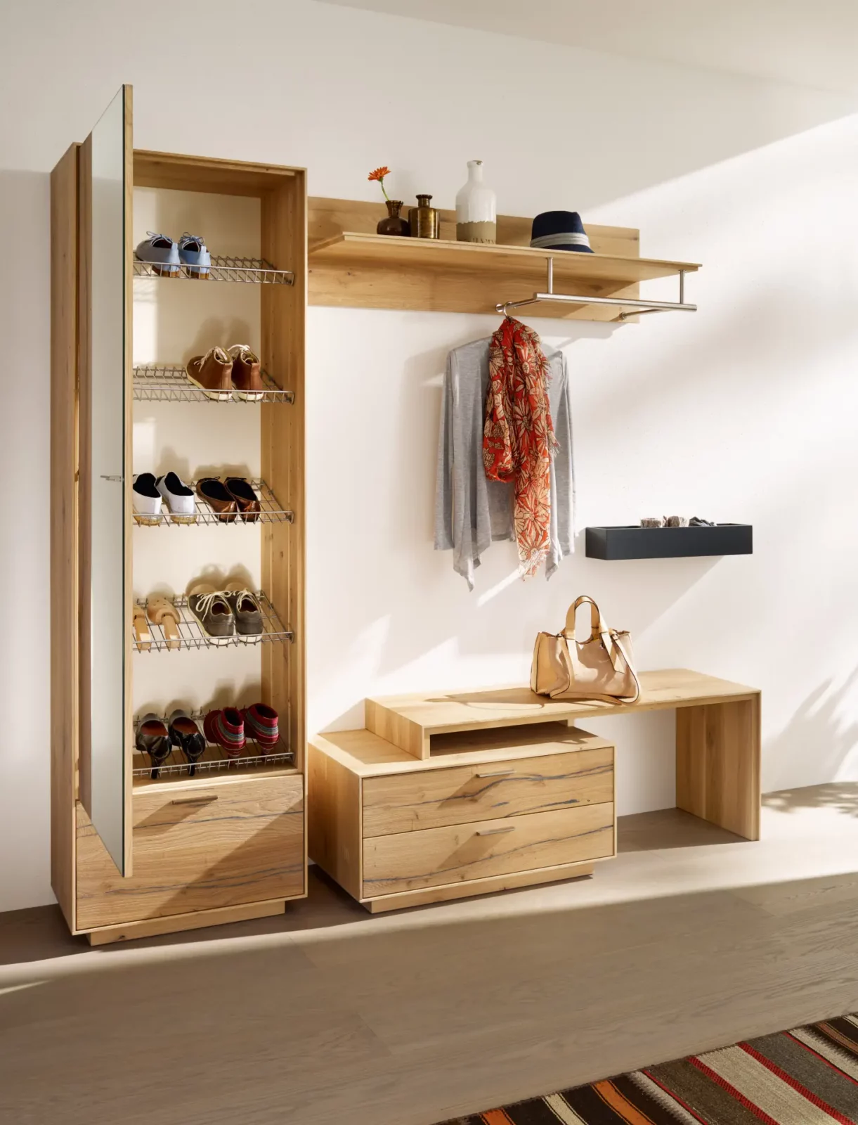 Anrei Puro Schuhschrank aus Holz mit offenem Design und Metallablagen.
