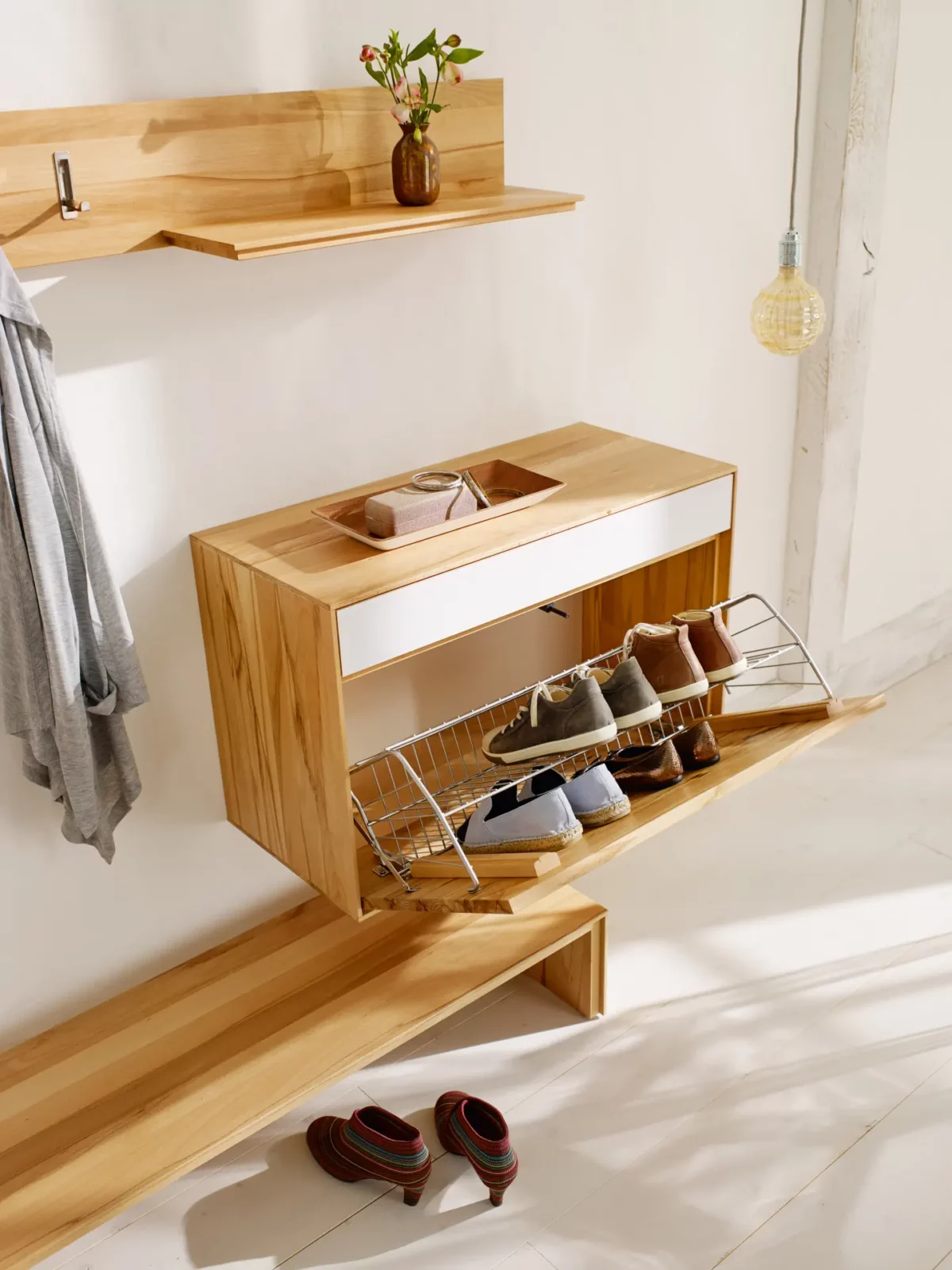 Anrei Puro Garderobe mit Klapp-Schuhablage aus hellem Holz.