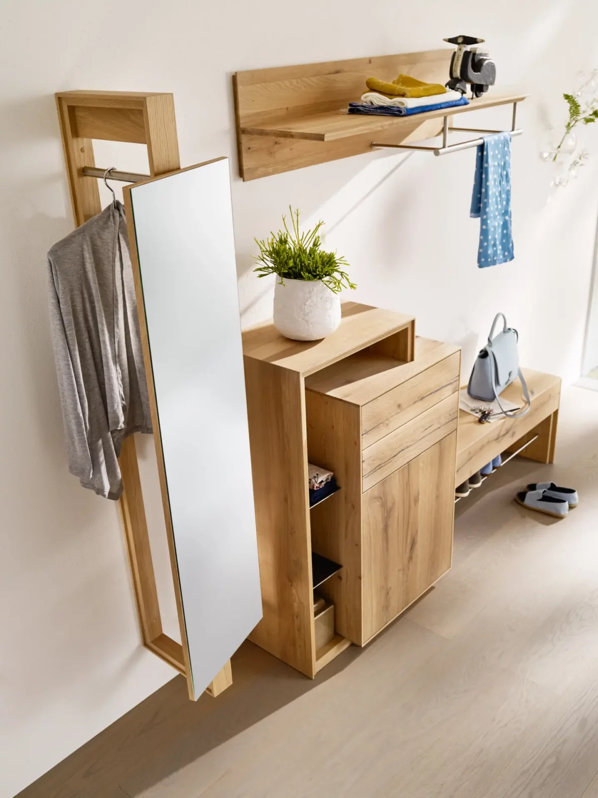 Anrei Puro Garderobe mit Schwenkspiegel aus hellem Holz.