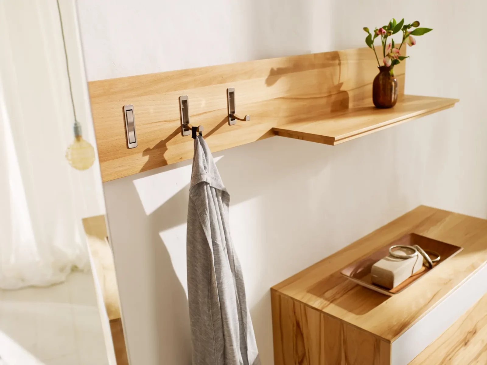 Anrei Puro Garderobe mit Klapphaken aus hellem Holz.