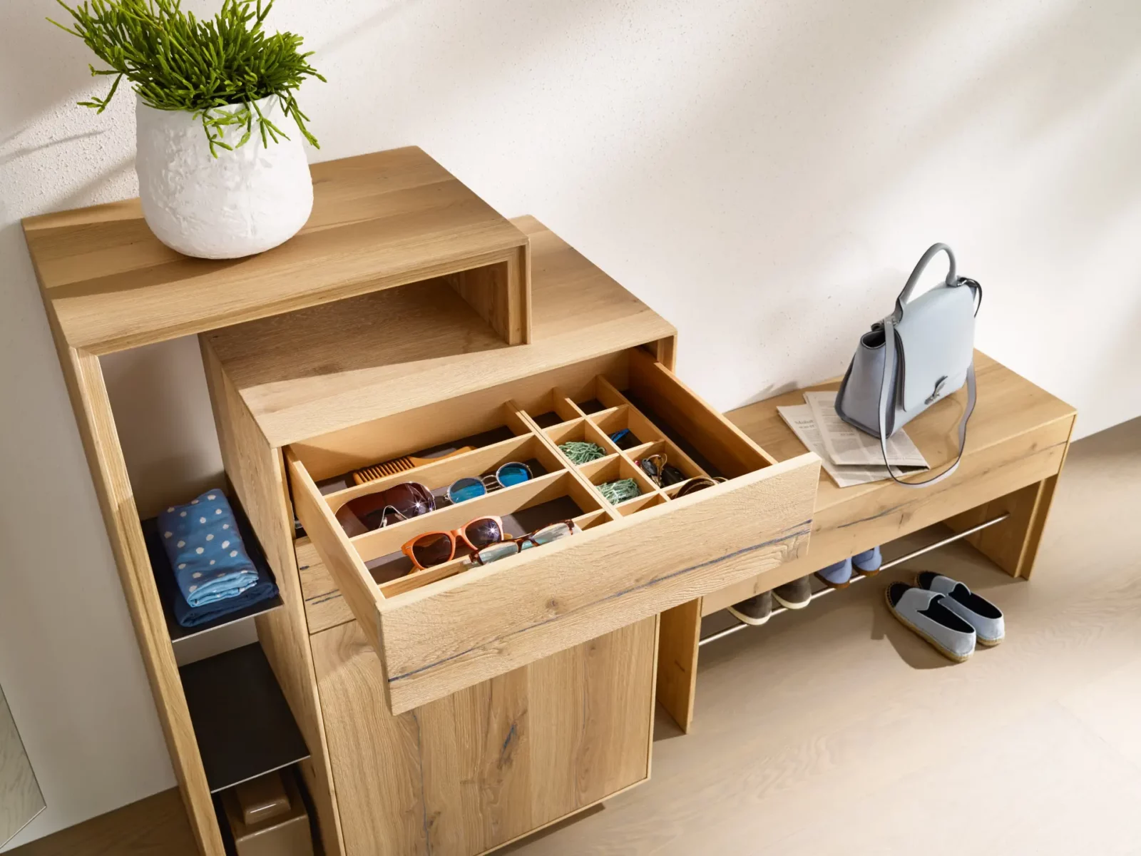Anrei Puro Garderobe aus Holz mit Schubladeneinteilung und Ablagefläche.