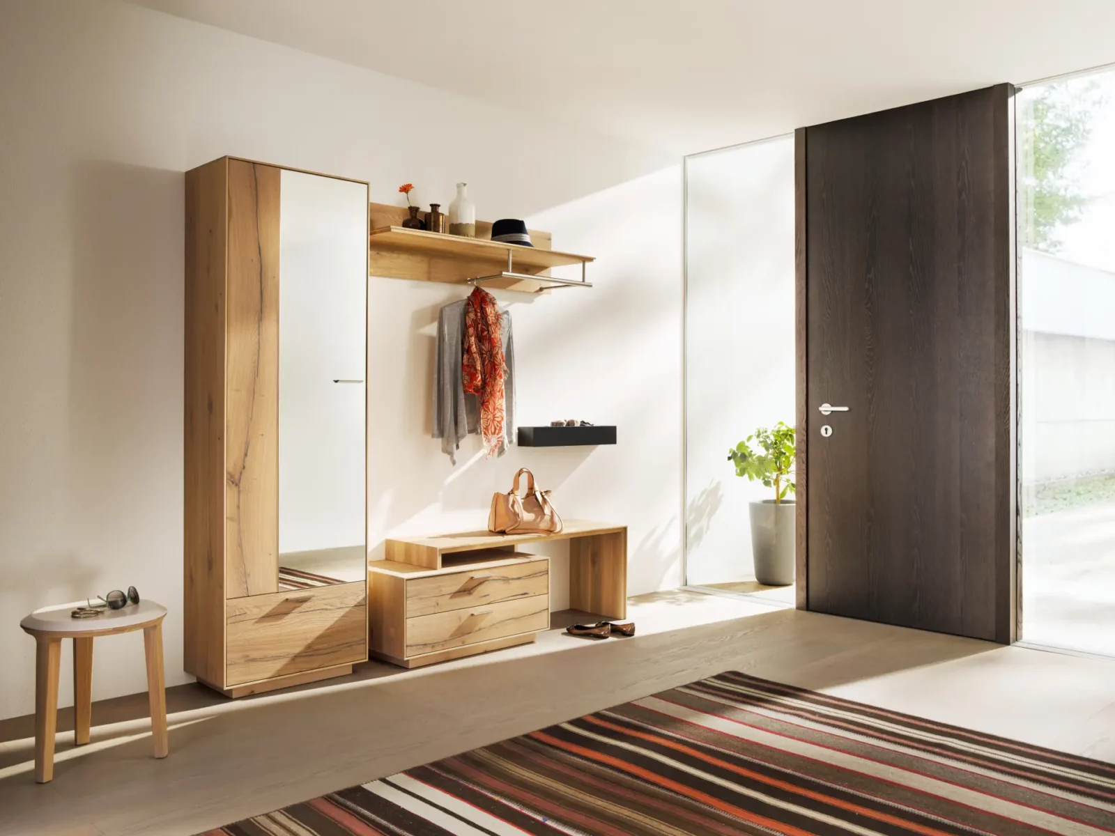 Anrei Puro Garderobe in Balkeneiche, weiß geölt, mit Spiegel und Ablage.