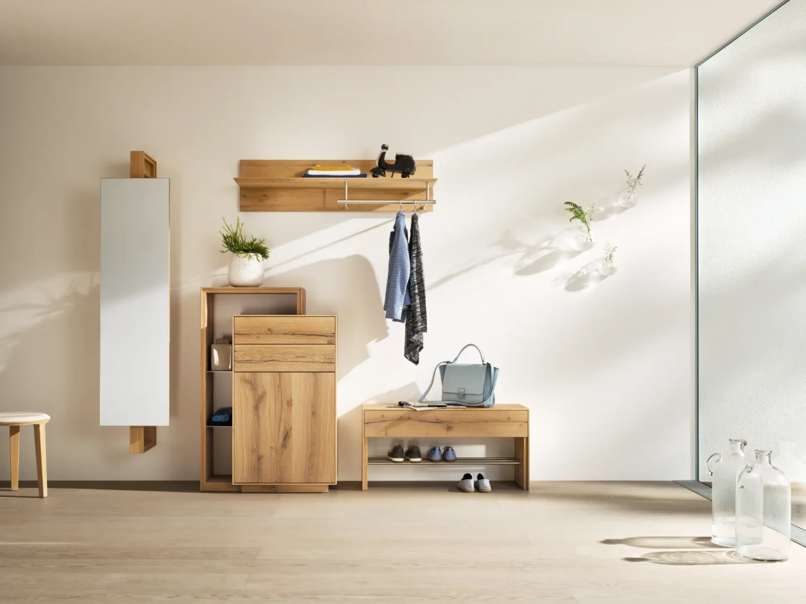 Anrei Puro Garderobe in Balkeneiche, weiß geölt, mit Spiegel und Ablage.