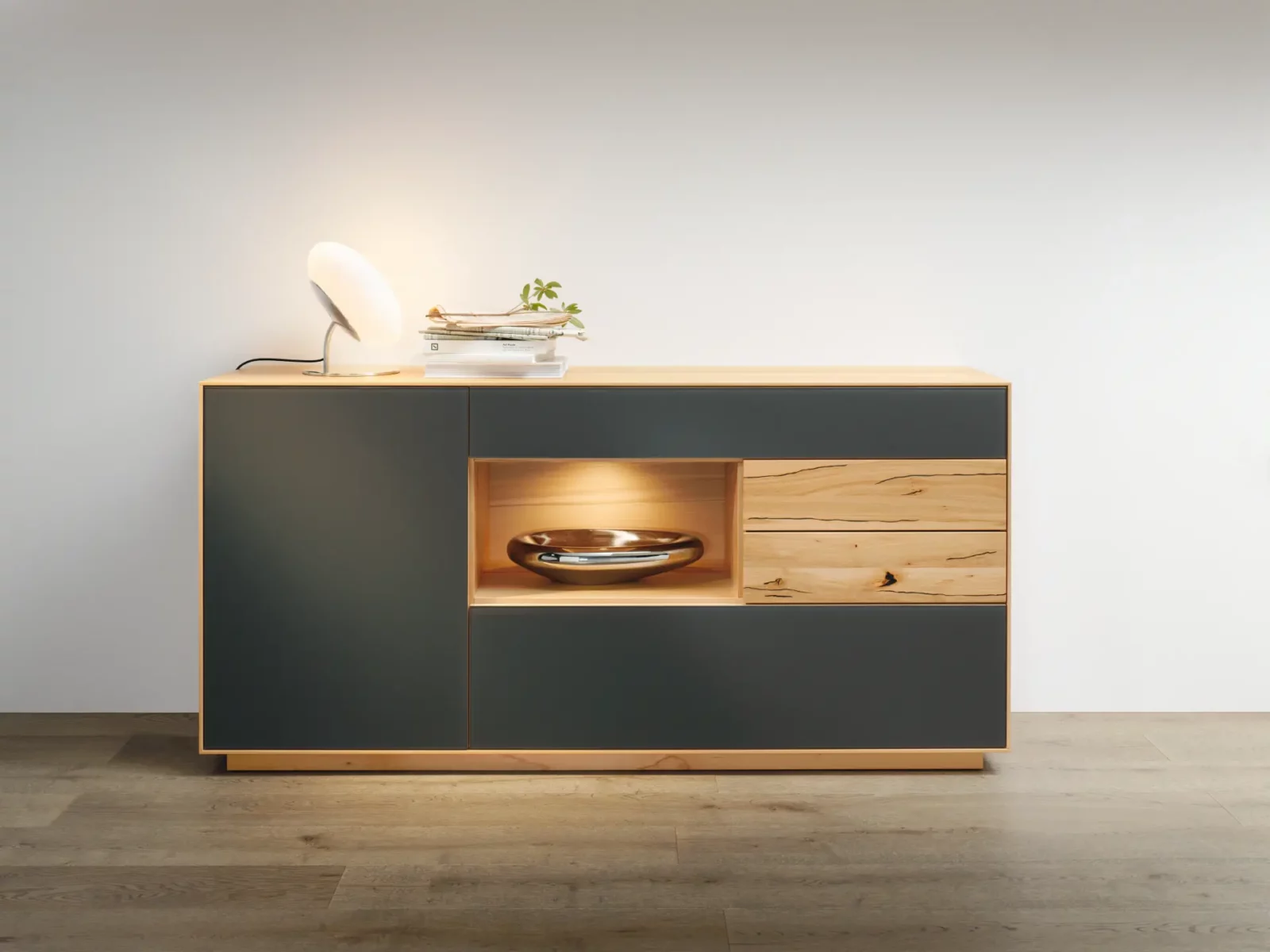 Anrei Puro Sideboard aus Kernbuche mit schwarzgrauen Glaselementen.