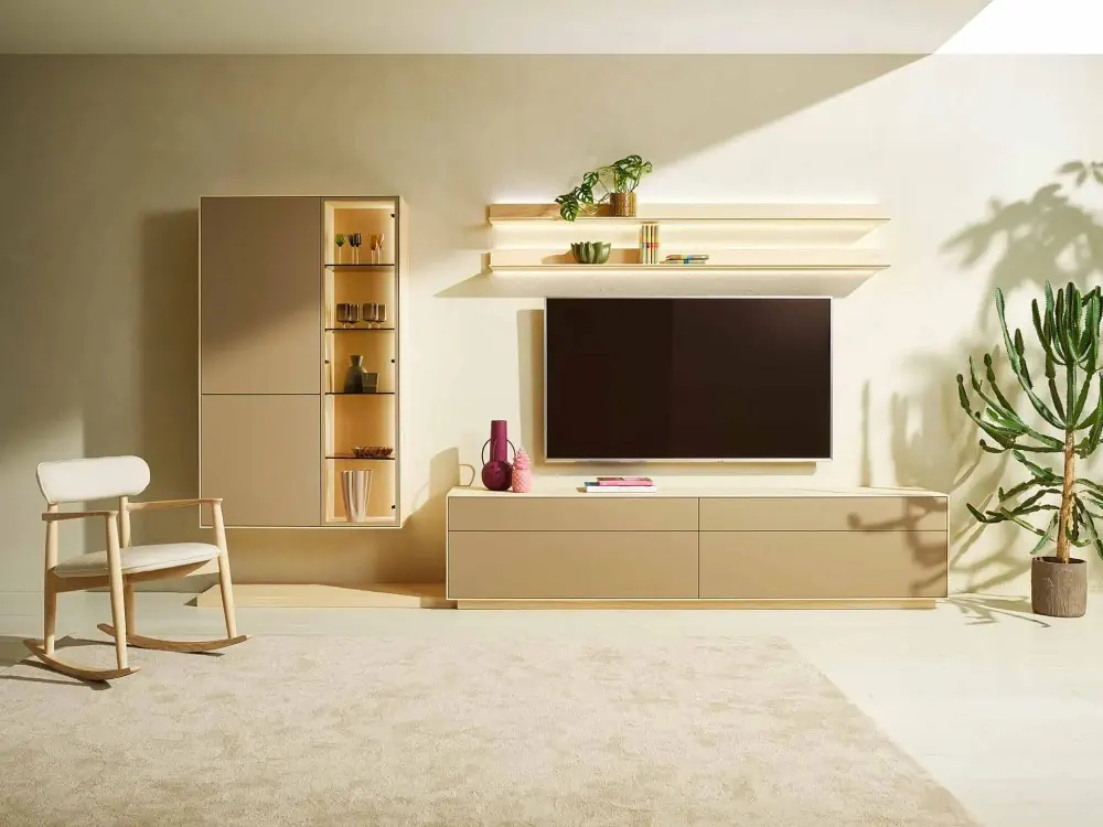 Anrei Puro Wohnwand in hellem Holz mit integriertem TV und Regal.