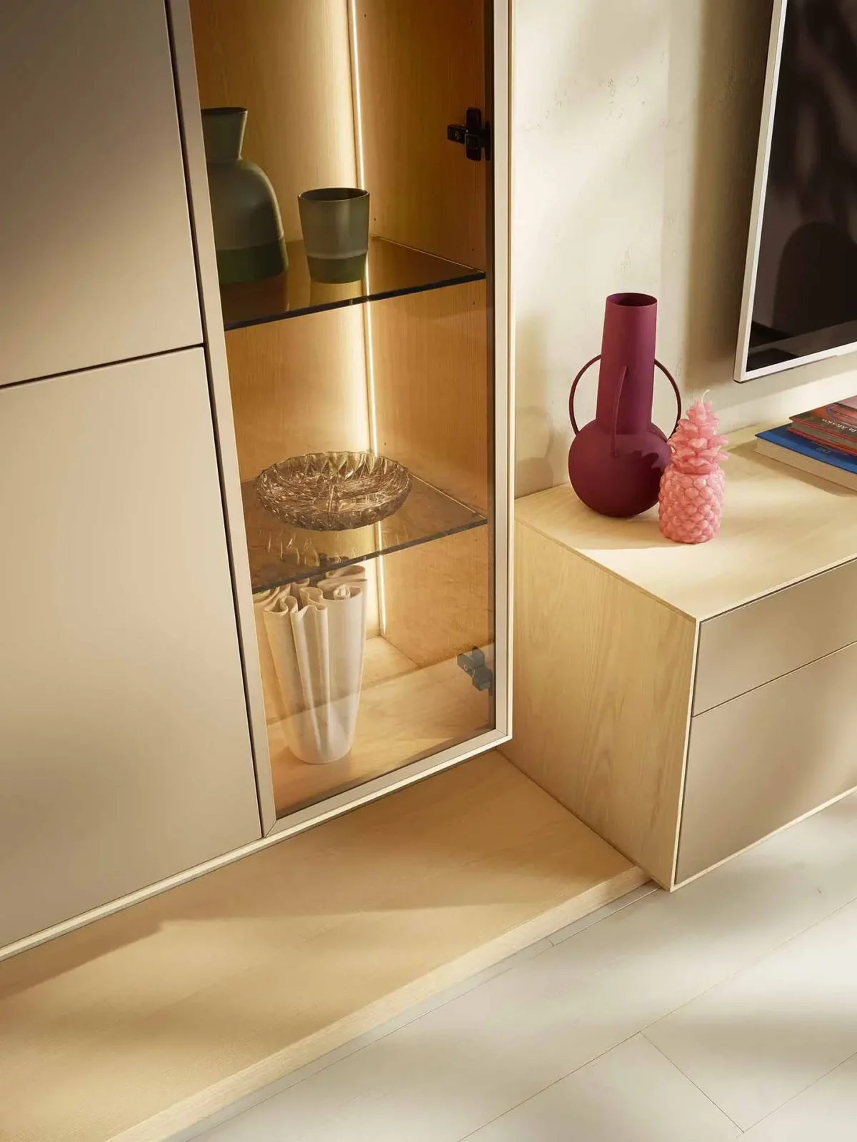 Anrei Puro Vitrine mit Glasregal, helle Holzausführung, integrierte Beleuchtung.