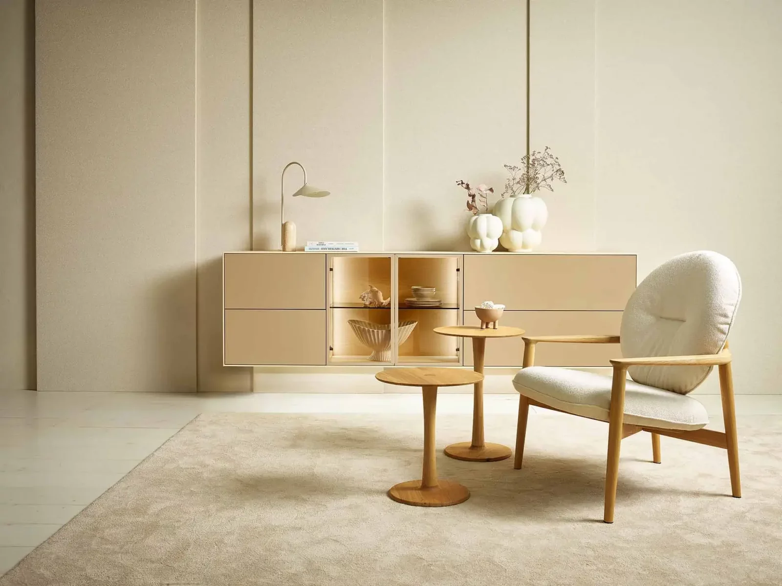 Anrei Puro Sideboard in Beige mit Holzdetails und offenen Fächern.