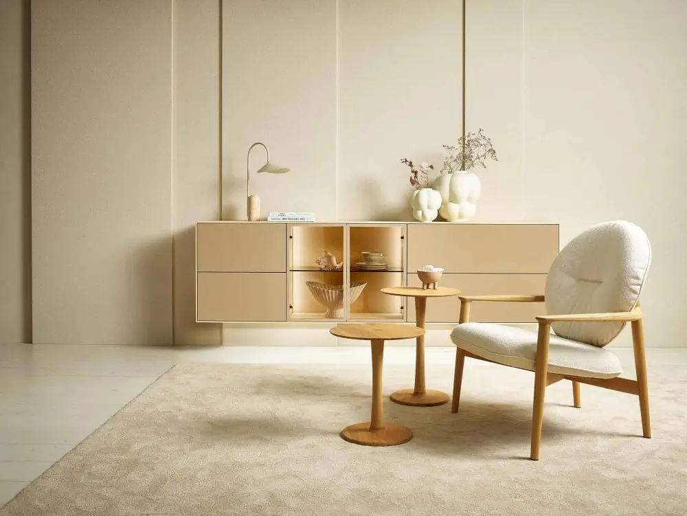 Anrei Puro Sideboard in hellem Holz mit Glasvitrine und Schubladen.