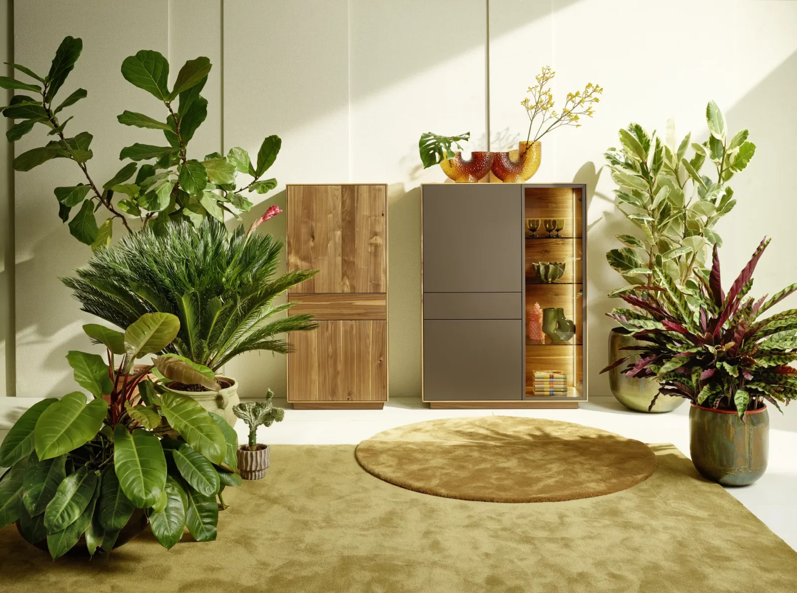 Anrei Puro Schrankkombination aus Holz und grauem Material mit Vitrinenelement.