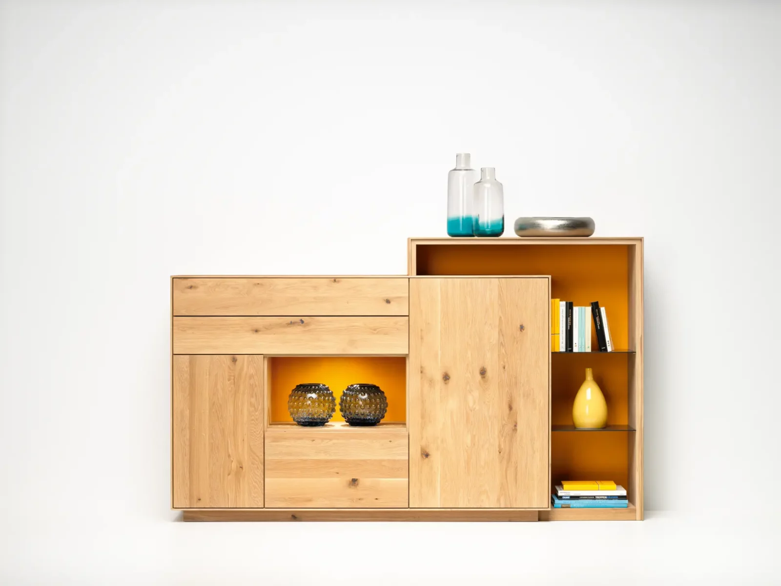 Sideboard Puro PLV14 in Asteiche, weiß geölt, mit offenen Fächern.