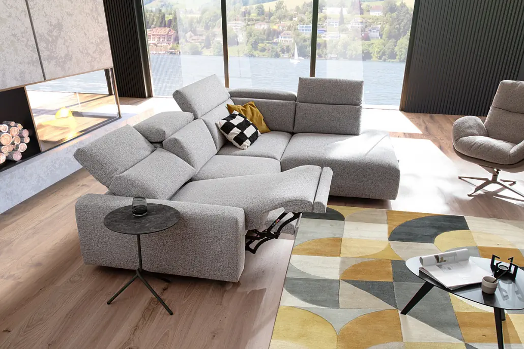 Activineo Braham Loungeecke mit Relaxfunktion und Kopfteilverstellung in grauem Stoff.