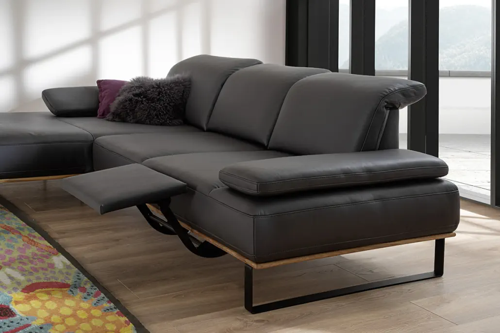 Activineo Bronson Ledersofa mit elektrischer Fußklappe in dunklem Leder.