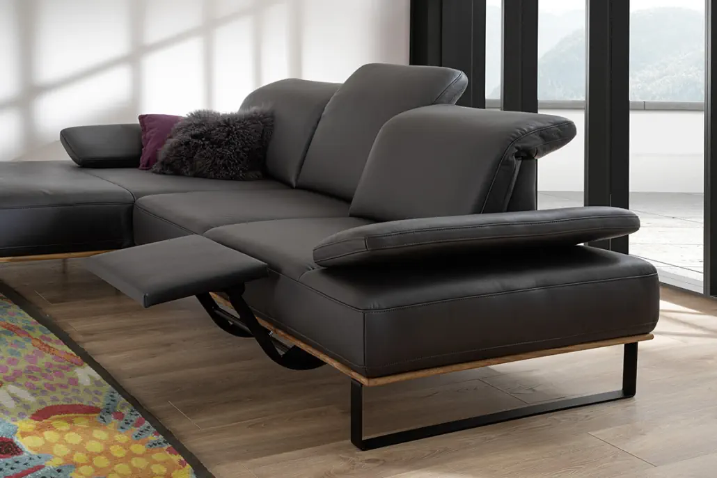 Activineo Bronson Ledersofa mit elektrischer Fußklappe und verstellbaren Armlehnen.