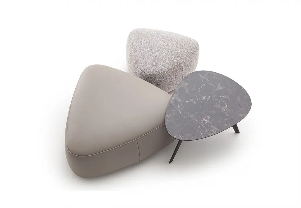 Activineo Braham Dreieckhocker und Cosmic Tisch in Grau mit Marmoroptik.