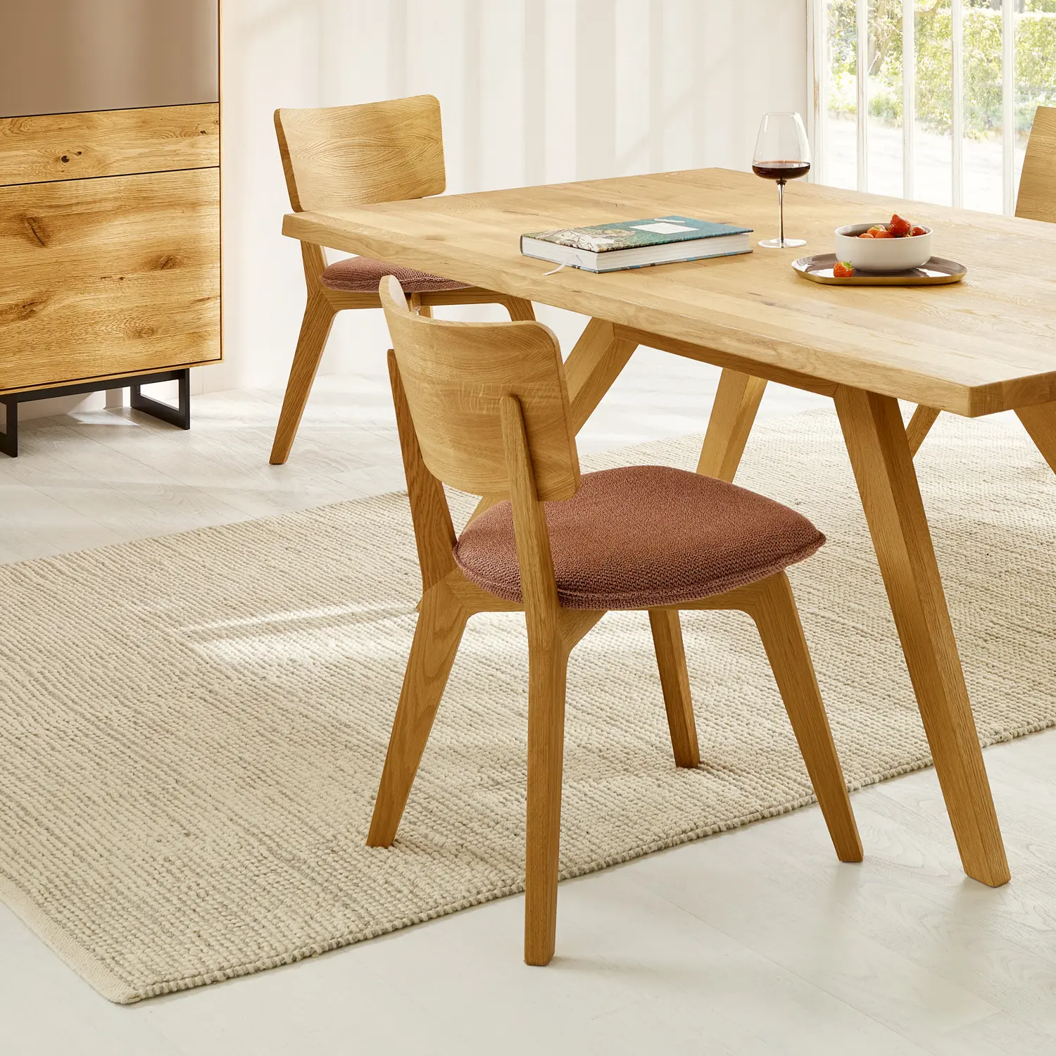 ANREI LISTO Esstisch aus hellem Holz mit passendem Stuhl.