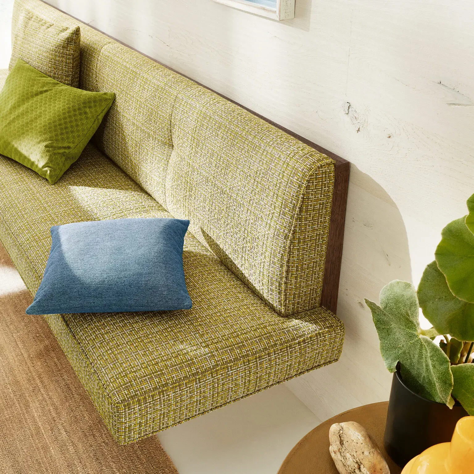 ANREI VIVO Sofa mit grünem Stoffbezug und schmalem Holzrahmen.