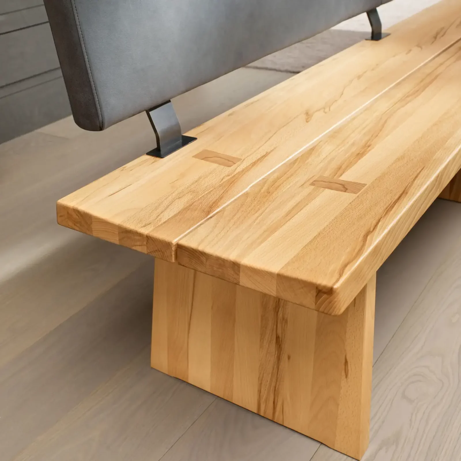 ANREI Puro Bank aus hellem Holz mit schwarzer Rückenlehne.