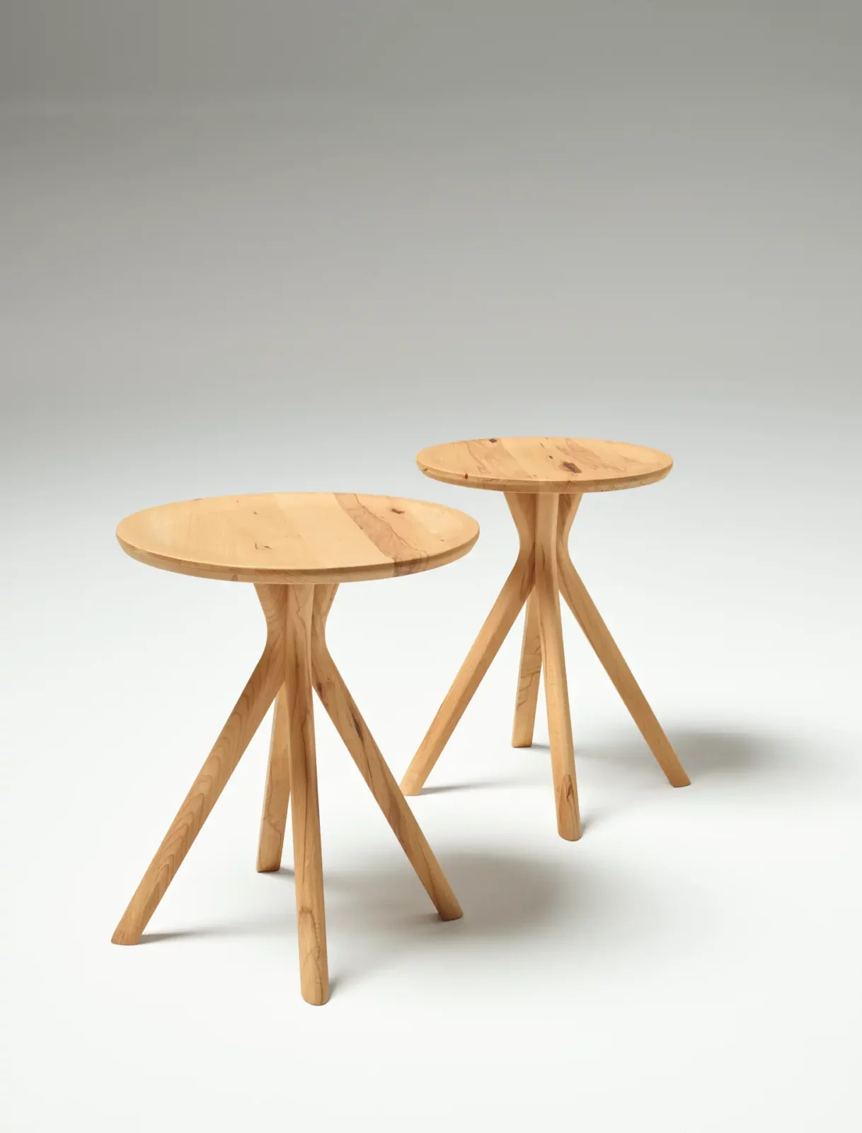 Anrei Couchtisch Listo Duo aus Naturbuche mit runden Tischplatten.